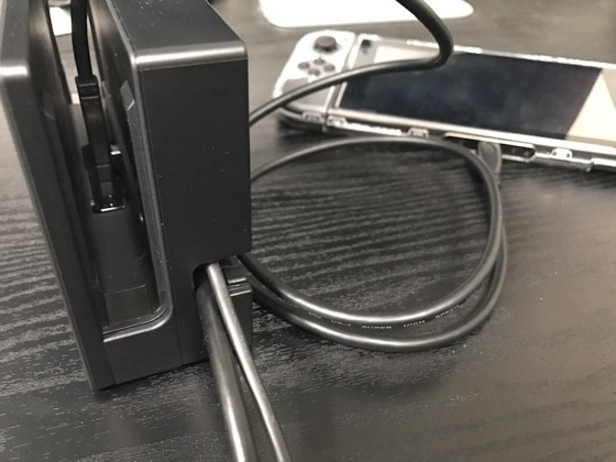 USB-Cケーブルとドックを繋ぐ